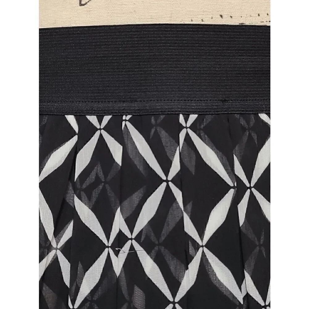 🖤🤍 WHITE HOUSE BLACK MARKET Geo Print Black White Tulle Trim Midi Skirt SIZE 2 - Picture 10 of 13